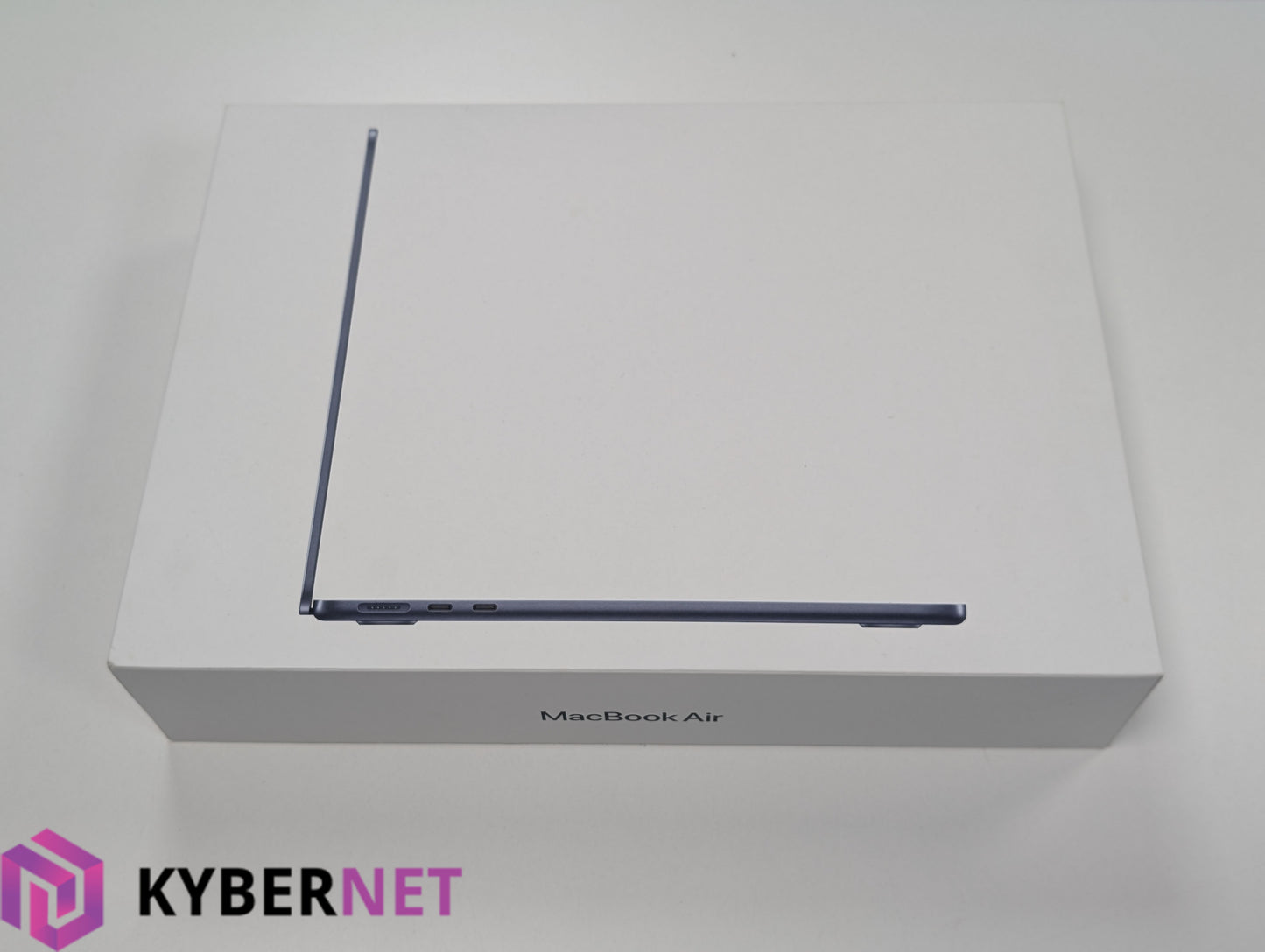 Apple MacBook Air A3240 13" 2025, Apple M4, 16GB, 256GB SSD w/ Box & Warranty
